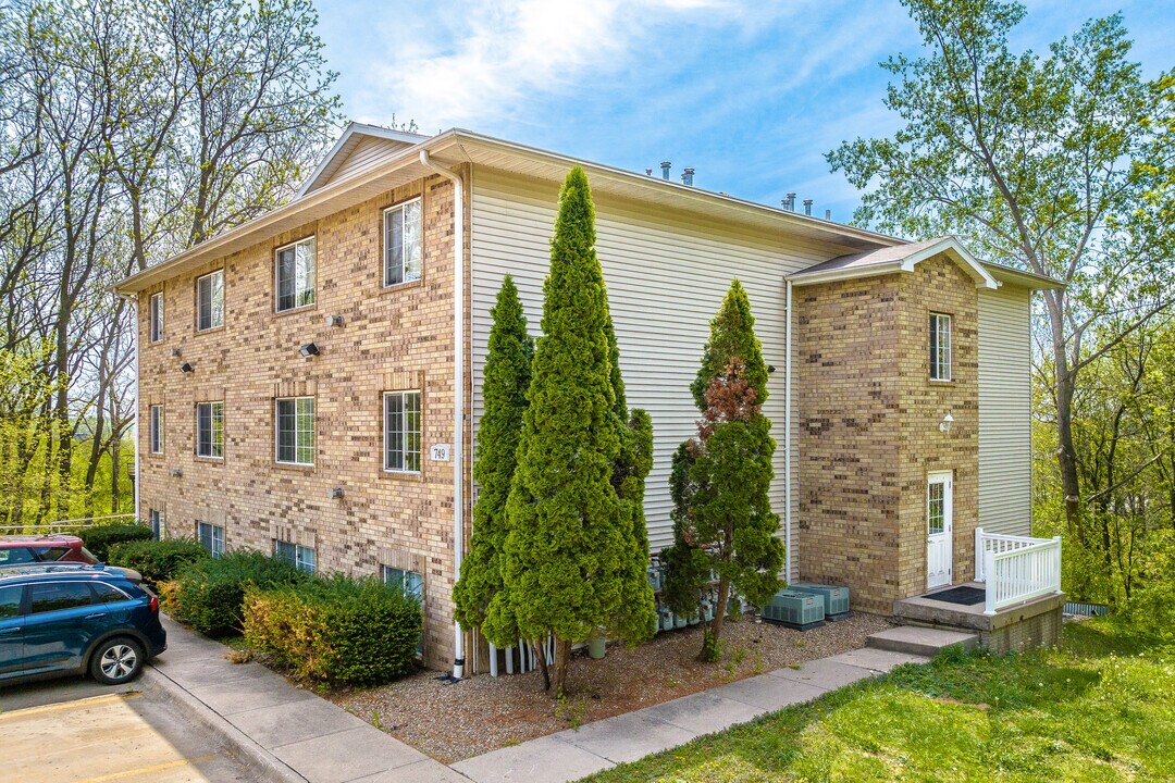 Forest Ridge in Iowa City, IA - Building Photo