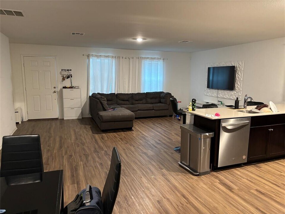 14005 Mussel Rn in Elgin, TX - Building Photo