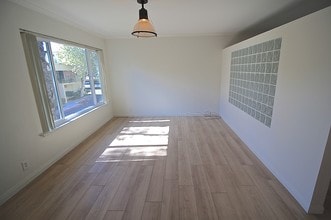 11138 Aqua Vista St, Unit 49 in Los Angeles, CA - Foto de edificio - Building Photo