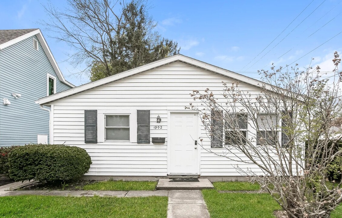 1902 E Calvert St in South Bend, IN - Building Photo