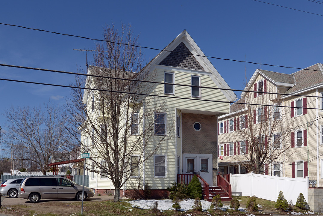 812-814 N Montello St in Brockton, MA - Building Photo