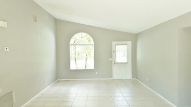 1626 SW Bascom Ave in Port St. Lucie, FL - Foto de edificio - Building Photo