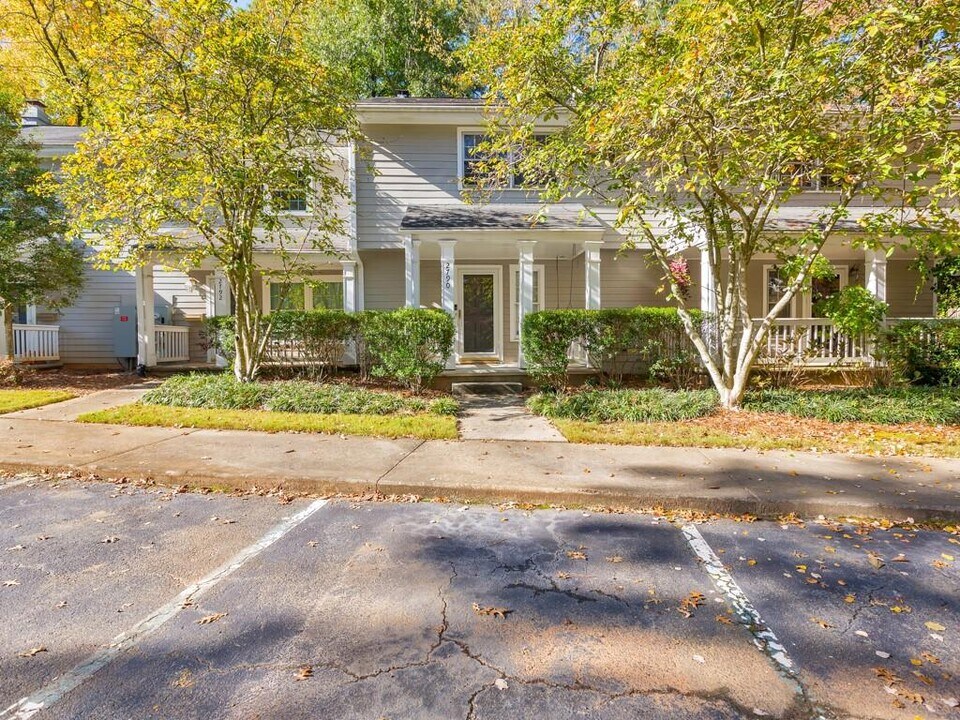 2790 Farmstead Rd in Smyrna, GA - Foto de edificio