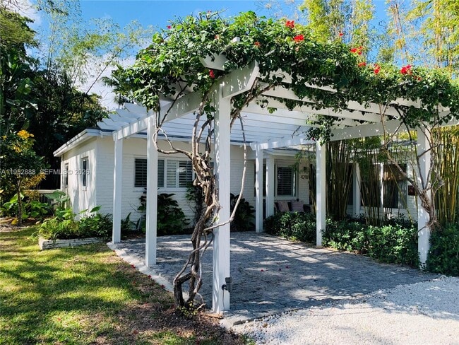 4218 Braganza Ave in Miami, FL - Building Photo - Building Photo