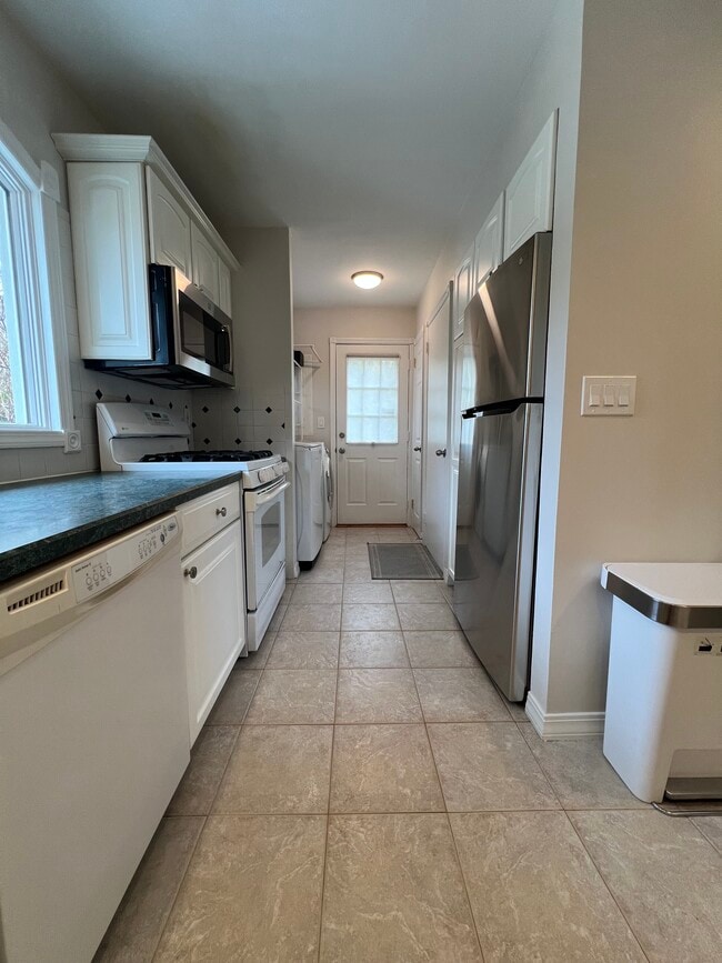 169 S Plaisted Ave in Hauppauge, NY - Foto de edificio - Building Photo