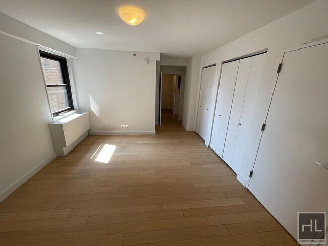 MASSIVE Murray Hill 3 Bed 2 Bath - WON'T L in New York, NY - Building Photo - Building Photo