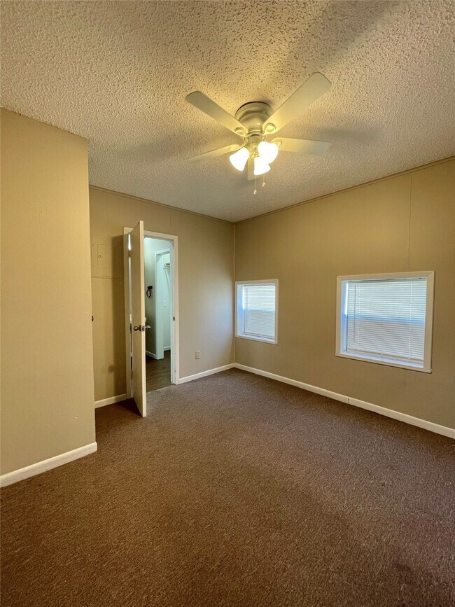 1125 N Valderas St in Angleton, TX - Foto de edificio - Building Photo