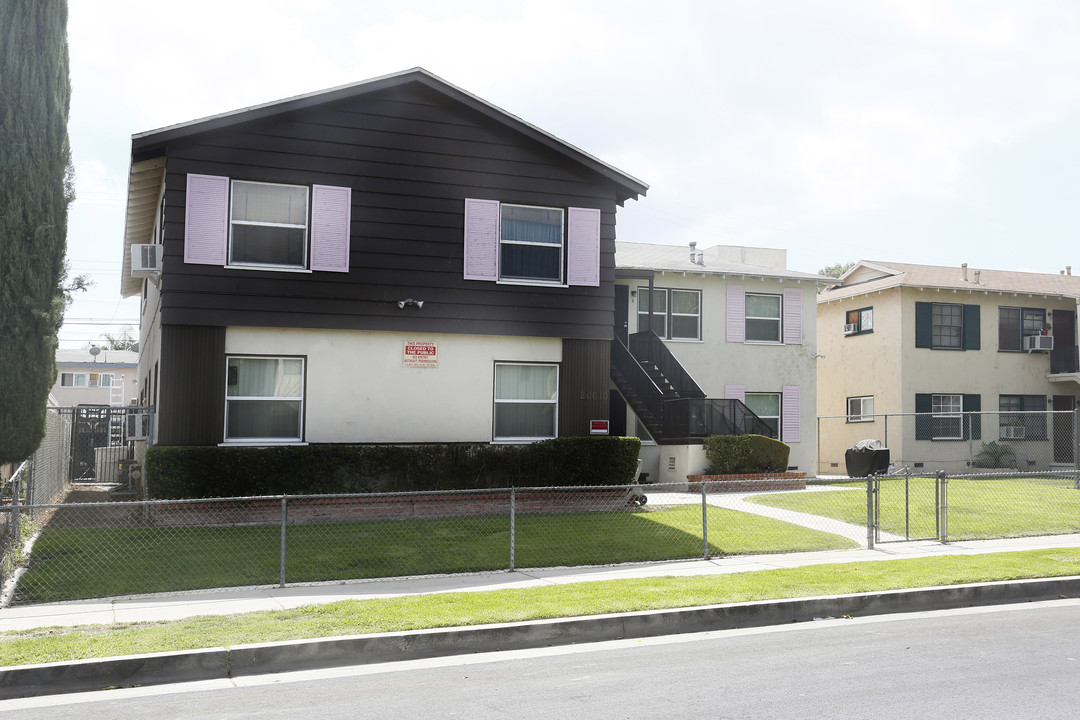 20610 Hartland St in Canoga Park, CA - Building Photo