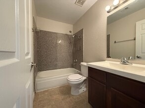 5241 River Glen Dr in Las Vegas, NV - Building Photo - Building Photo