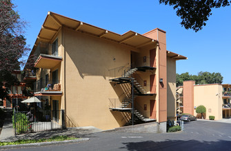 Leisure Terrace in Hayward, CA - Foto de edificio - Building Photo