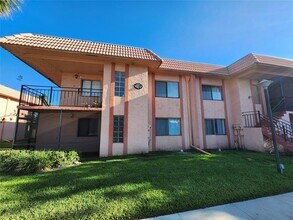 235 Lakeview Dr in Weston, FL - Building Photo - Building Photo