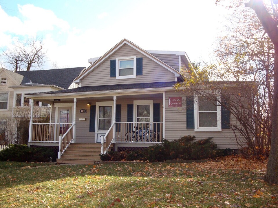 703 Washtenaw Ave, Unit 1 in Ypsilanti, MI - Foto de edificio
