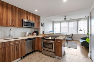 925 Common St in New Orleans, LA - Building Photo - Building Photo