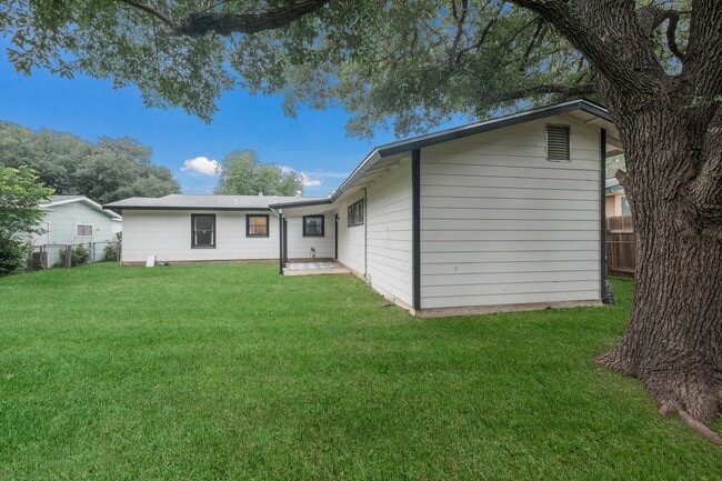 323 Craigmont Ln in San Antonio, TX - Building Photo - Building Photo