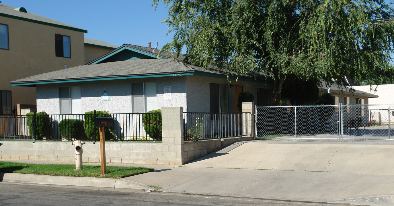 38509 Larkin Ave in Palmdale, CA - Building Photo