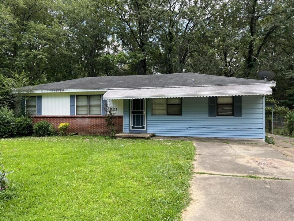 1223 Marydale Dr in Jackson, MS - Building Photo