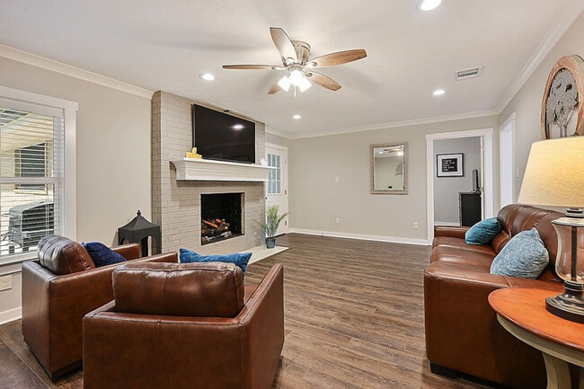 1802 Carter Creek Pkwy in Bryan, TX - Building Photo - Building Photo