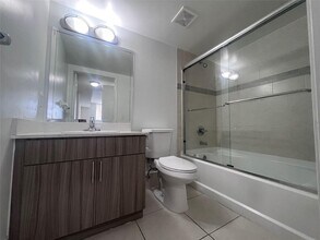 18335 NW 68th Ave, Unit 245-308 in Hialeah, FL - Building Photo - Building Photo