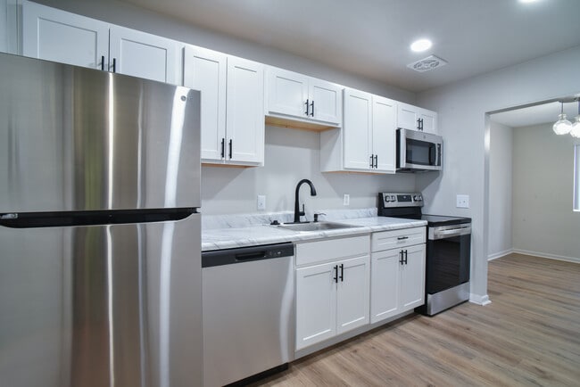 Elmwood Court in Rochester, NY - Foto de edificio - Building Photo