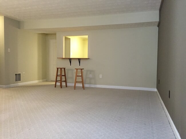 4609 Luxberry Dr in Fairfax, VA - Foto de edificio - Building Photo