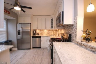 303 Brokaw Ct in Bridgewater, NJ - Building Photo - Building Photo