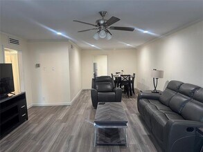 7832 Royal Ln in Dallas, TX - Building Photo - Building Photo