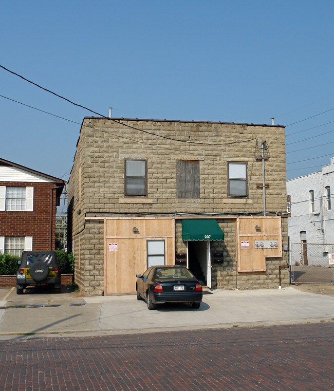 207 19th St in Huntington, WV - Foto de edificio - Building Photo