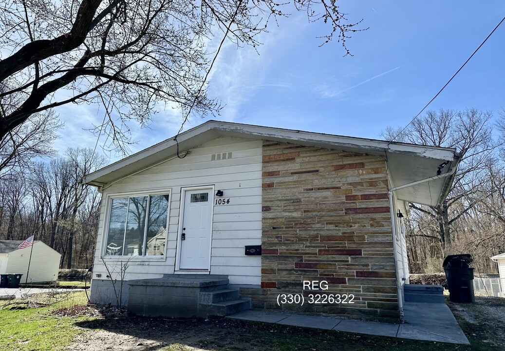 1054 Hancock Ave in Akron, OH - Building Photo