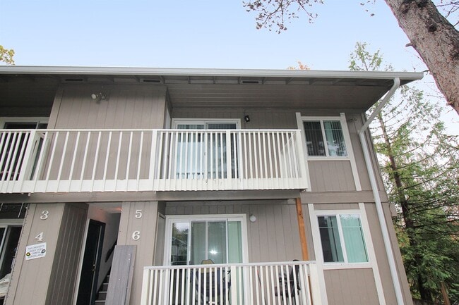 5704 SW Beaverton Hillsdale Hwy in Portland, OR - Foto de edificio - Building Photo