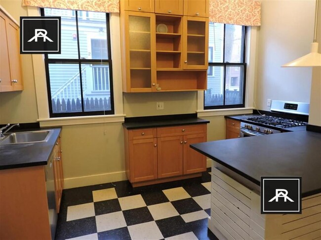 33 Athens St in Cambridge, MA - Building Photo - Building Photo