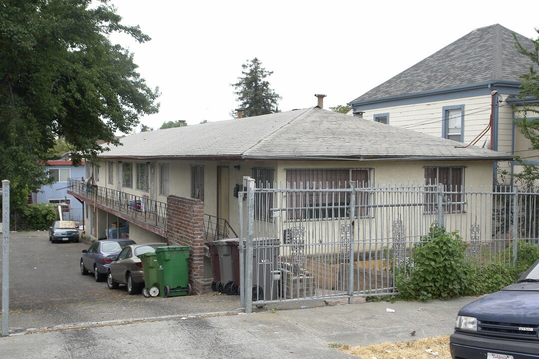 1943-1949 E 25th St in Oakland, CA - Building Photo