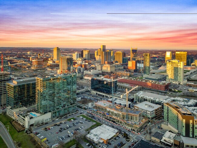 1212 Laurel St, Unit 1312 in Nashville, TN - Foto de edificio - Building Photo