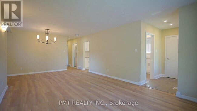 17 Ravenview Dr in Toronto, ON - Building Photo - Building Photo