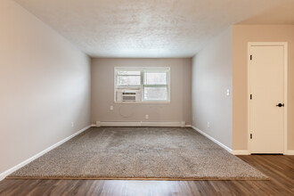 Riley Place Apartments in Bloomington, IL - Building Photo - Interior Photo