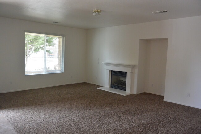 844 W Kimball Ave in Visalia, CA - Building Photo - Building Photo