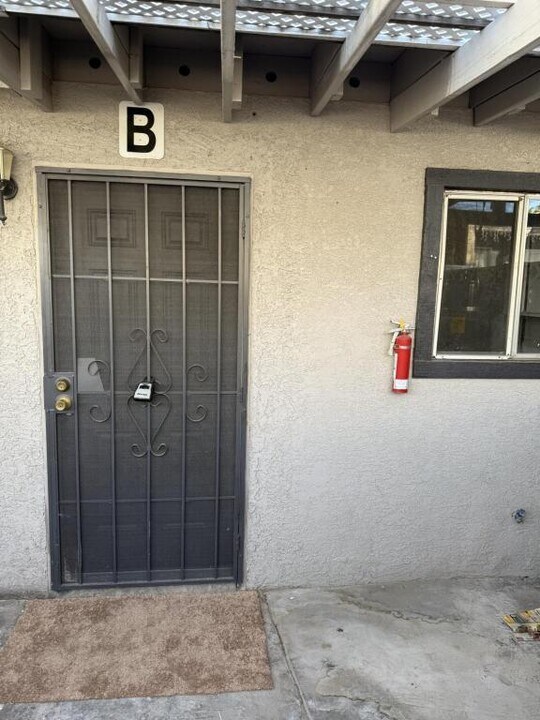 1905 Stewart Ave in Las Vegas, NV - Building Photo