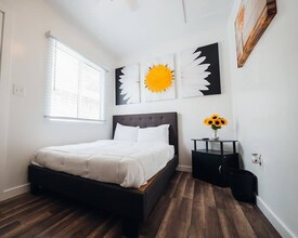 2115 N Raymond Ave, Unit 2123 B in Altadena, CA - Building Photo - Building Photo