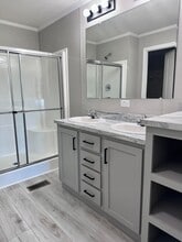 17060 Canterbury Cir in Holly, MI - Foto de edificio - Building Photo