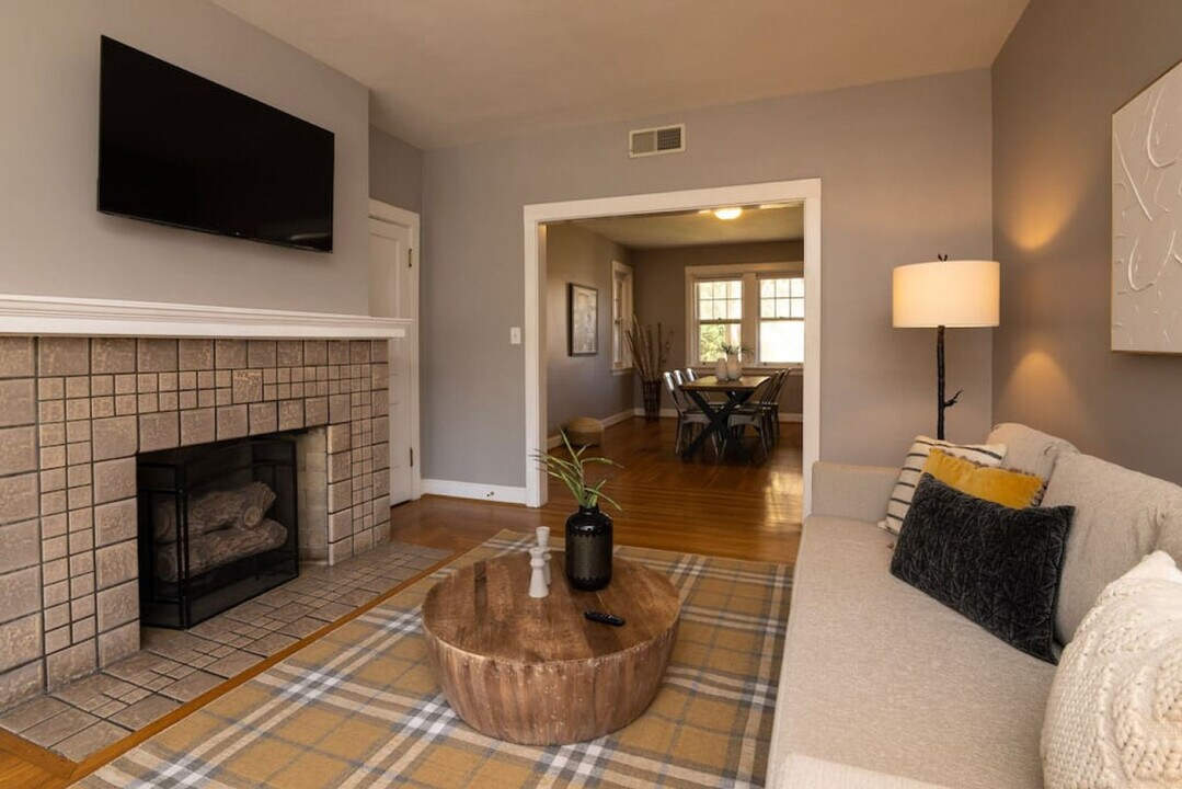 2584 Madison Rd in Cincinnati, OH - Building Photo