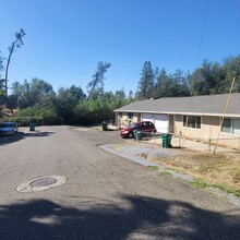 2120 Rosamond St, Unit 2 in Shasta Lake, CA - Foto de edificio - Building Photo