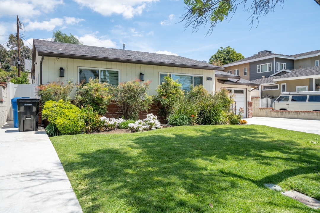 7768 Shadyspring Dr in Burbank, CA - Foto de edificio