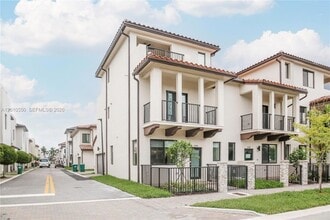 8370 NW 49th St in Doral, FL - Building Photo - Building Photo