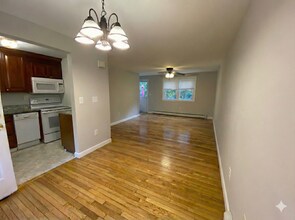 144 E Main St in Clinton, CT - Building Photo - Building Photo