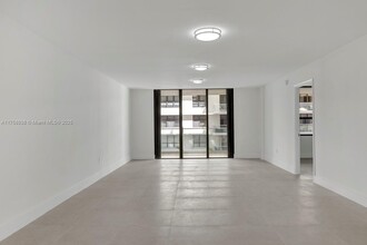 9801 Collins Ave, Unit 7V in Bal Harbour, FL - Foto de edificio - Building Photo