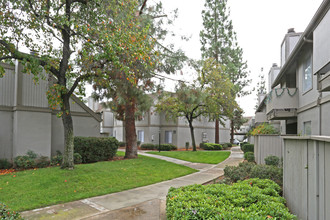 Riverview Gardens Apartments in Fresno, CA - Foto de edificio - Building Photo