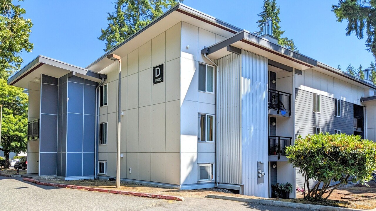 14635 NE 32nd St in Bellevue, WA - Building Photo