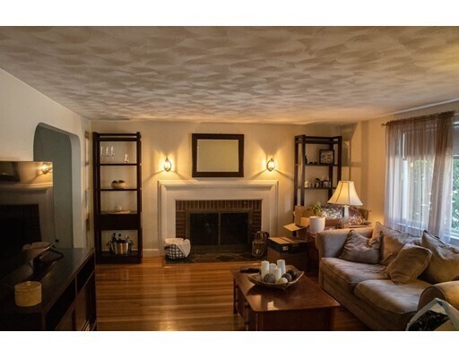 640 Lagrange St-Unit -1 in Boston, MA - Building Photo