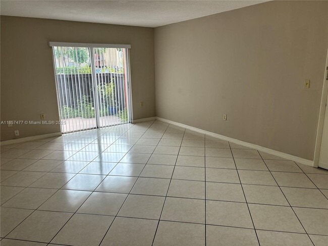10748 N Kendall Dr in Miami, FL - Building Photo - Building Photo