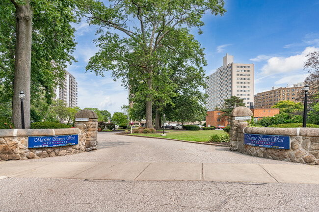 Marine Towers West in Lakewood, OH - Building Photo - Building Photo