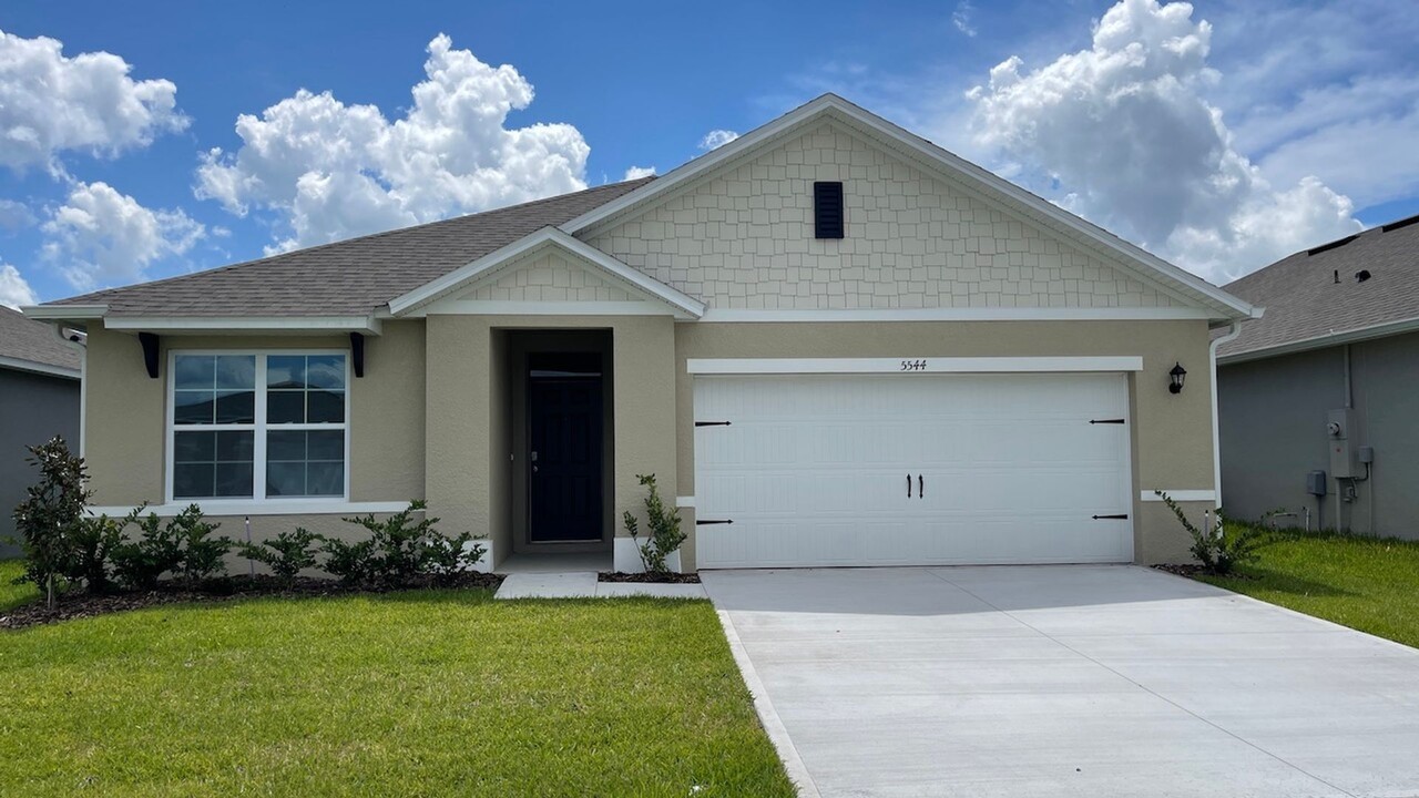 5544 Winona Dr in St. Cloud, FL - Foto de edificio